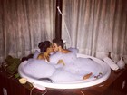 Ex-BBBs Talita e Rafael posam juntos em banheira de hidromassagem