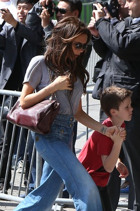 Victoria Beckham com um dos filhos na Torre Eiffel, em Paris, na França (Foto: Paul Hubble/ Getty Images)