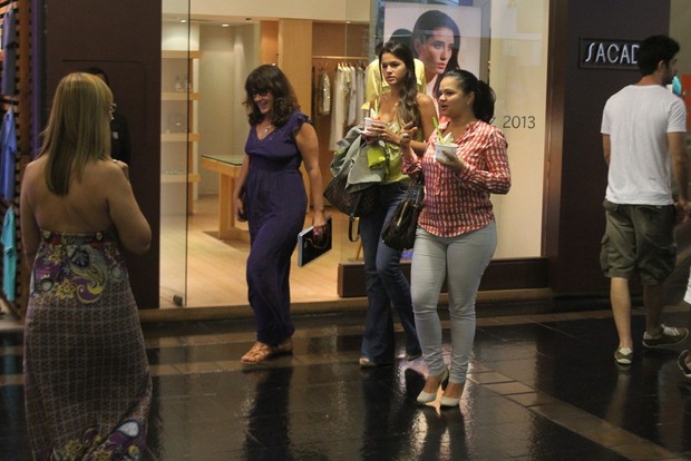 Bruna Marquezine em shopping no Rio (Foto: Daniel Delmiro/ Ag. News)