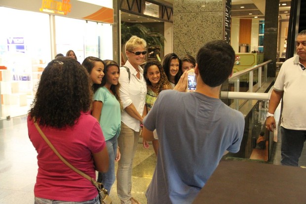 Xuxa em shopping do Rio (Foto: Marcus Pavão / AgNews)