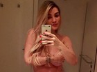 Aline Gotschalg posta selfie de topless e mostra barriga da gravidez