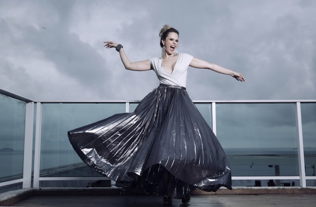 Ana Paula Renault em ensaio de moda para o EGO, com looks de réveillon (Foto: Marcos Serra Lima/EGO)