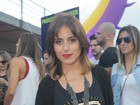Camilla Camargo estreia novo visual no Lollapalooza