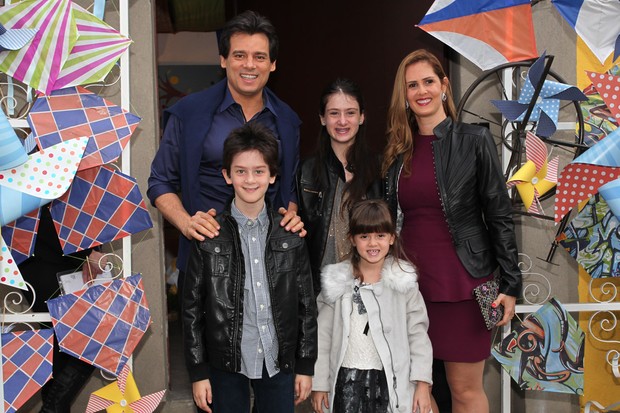 Celso Portiolli e a família no aniversário de Arthur, filho de Eliana (Foto: Manuela Scarpa e Marcos Ribas / Foto Rio News)