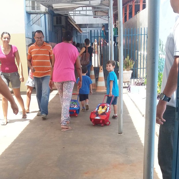 Priscila Pires mostra filhos indo para a escola (Foto: Reprodução/Instagram)