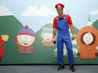 Ex-BBB Matheus se veste de Mario e visita feira nerd no Rio; assista ao vídeo