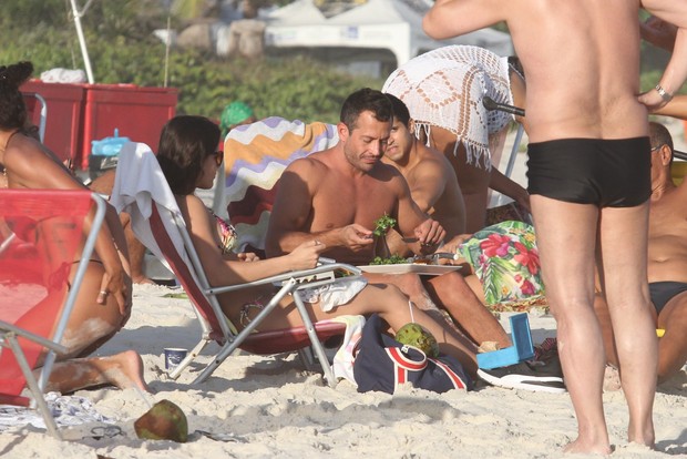 Malvino Salvador e a namorada Kyra Gracie na praia da Barra da Tijuca, RJ (Foto: Wallace Barbosa/AgNews)