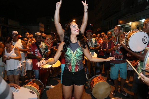Paloma Bernardi vai ao ensaio de rua da Grande Rio, em Caxias (Foto: Roberto Filho / Brazil News)