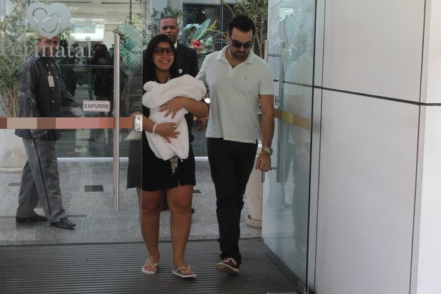 Priscila Pires saindo da maternidade (Foto: Fabio Martins/Foto Rio News)