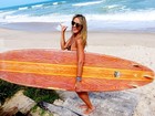 Ticiane Pinheiro tira onda de surfista em foto de férias