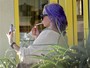 De cabelo lilás, Amanda Bynes faz selfie fumando