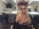 Fernanda Lacerda exibe decote farto com fantasia sensual de Halloween 
