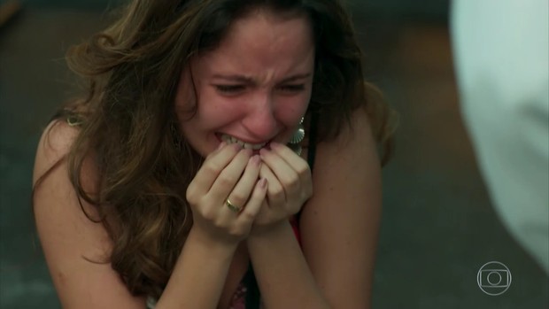 Amanda de Godoi em cena da morte do personagem Filipe (Foto: Reprodução/TV Globo)