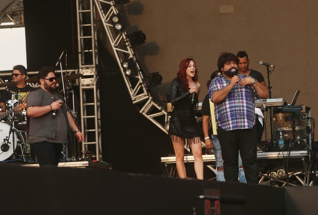 Sophia Abrahão, César Menotti e Fabiano cantando no festival Brahma Valley (Foto: Iwi Onodera / EGO)