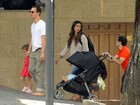 Matthew McConaughey passeia descalço com a família em Minas 