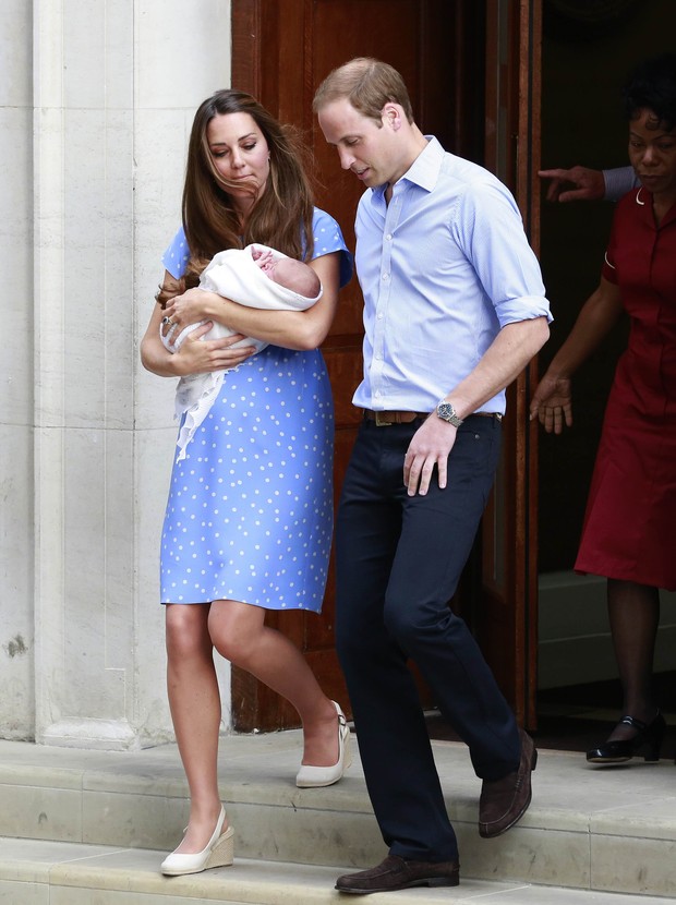 Kate Middleton deixa a maternidade  (Foto: Agência Reuters)