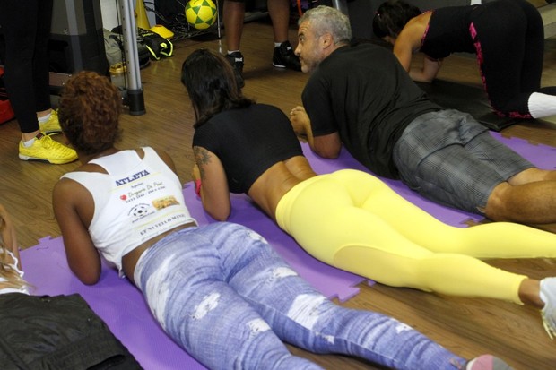Luana Bandeira e Milena Nogueira fazem aula de circuito mix (Foto: Marcos Ferreira/Brazil News)