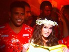 Megan Fox vê desfiles na Sapucaí e é tietada por Ronaldo e Santoro