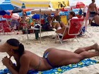 Gracyanne Barbosa exibe bumbum avantajado ao pegar sol em praia