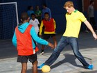 Com camisa do Brasil, Príncipe Harry joga bola com crianças carentes 