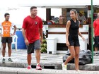 Ronaldo caminha no calçadão do Leblon com a namorada