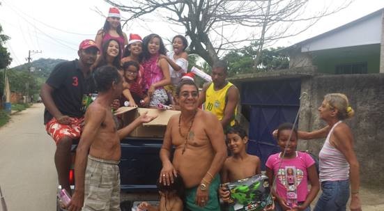 Zeca Pagodinho distribuindo presentes de Natal (Foto: Reprodução/ Facebook)
