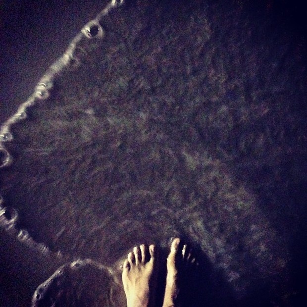 Grazi Massafera fotografa os pés no beira do mar (Foto: Reprodução_Instagram)