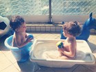 Filhos de Priscila Pires se divertem tomando banho em dia quente no Rio