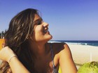 Giulia Costa relaxa na praia em tarde de sol e recebe elogios