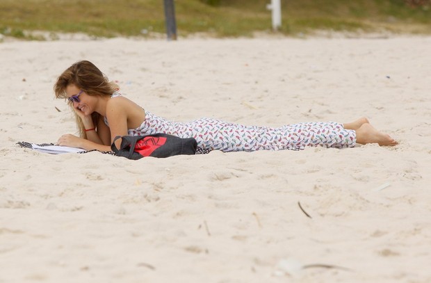 Juliana Didona na praia da Barra (Foto: Marcos Ferreira / Foto Rio News)