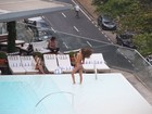 Izabel Goulart mostra corpão em dia de piscina com amiga