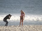 Juju Salimeni fotografa em praia do Rio e exibe o corpão