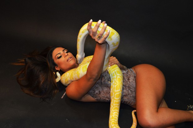 Patrícia Jordane posa com cobra (Foto: Tadeu Goulart / Divulgação)