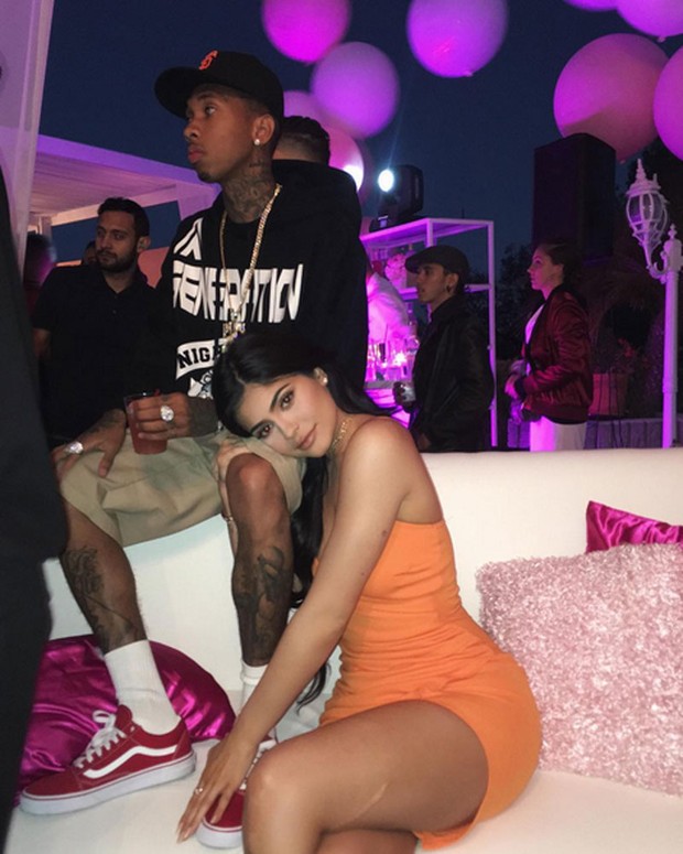 Kylie Jenner posa com o namorado, Tyga, em festa (Foto: Instagram/ Reprodução)
