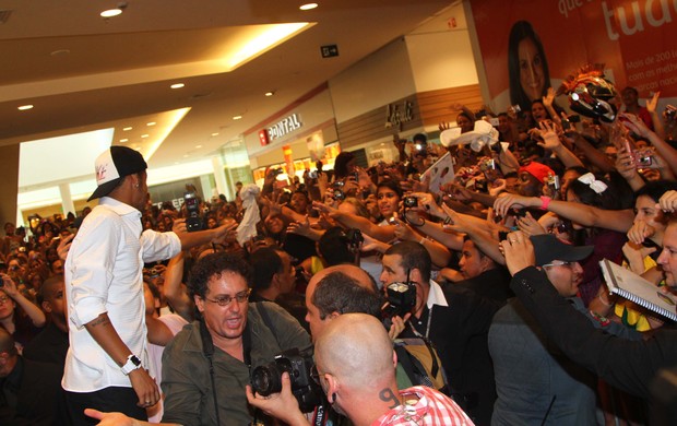 Neymar em shopping de Campinas (Foto: Thiago Duran / AgNews)