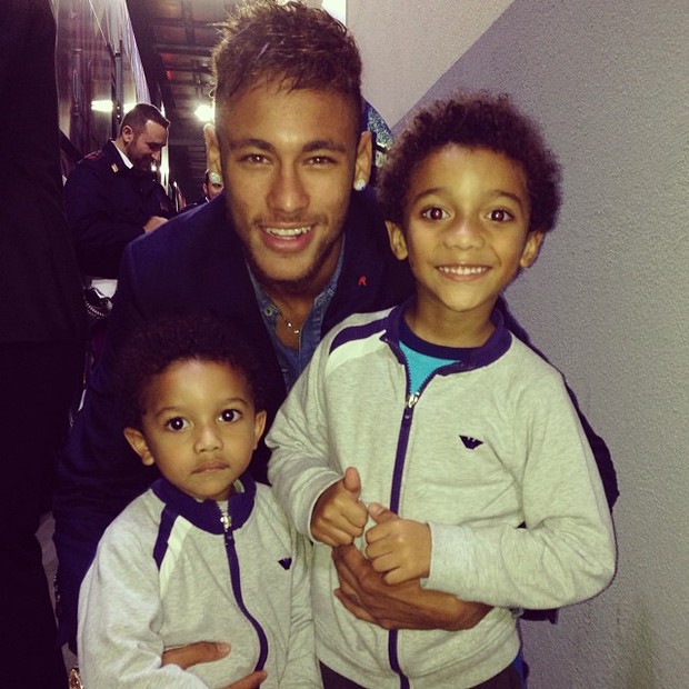Neymar com os filhos de Robinho (Foto: Instagram / Reprodução)