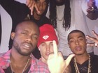 Justin Bieber mostra o dedo em foto com amigos