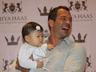 Malvino Salvador posa com bebê em evento em São Paulo
