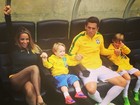 Dani Winits se prepara para a Copa e posta foto uniformizada com a família