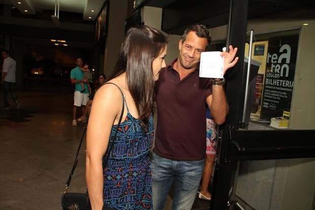 Malvino Salvador e Kyra Gracie na chegada ao teatro (Foto: Thyago Andrade / FotoRioNews)
