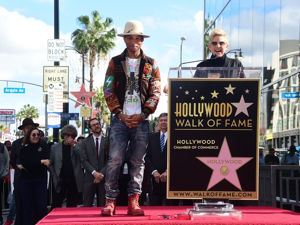 Pharrell Williams e Ellen Degeneres em Hollywood, nos Estados Unidos (Foto: Alberto E. Rodriguez/ Getty Images/ AFP)