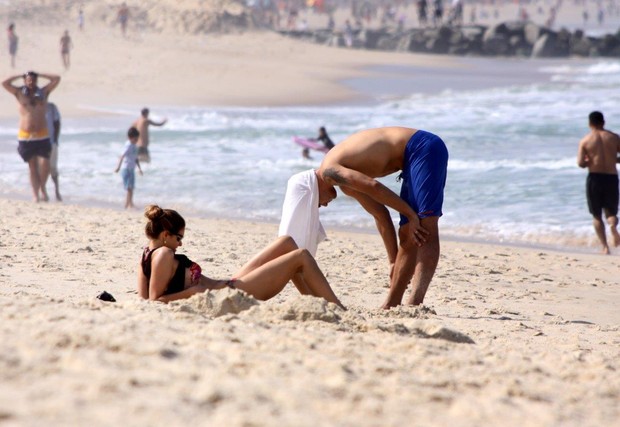Fernanda Lima e Rodrigo Hilbert na praia (Foto: J.Humberto / AgNews)