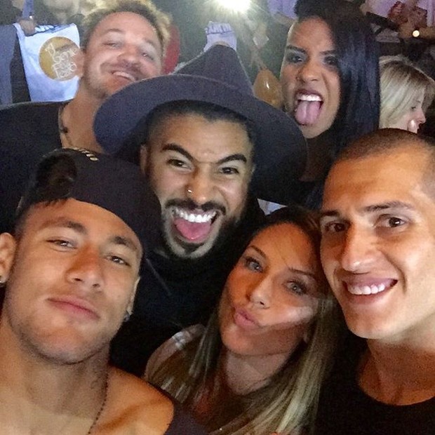 Neymar com Lizi Benites e mais amigos em show em São Paulo (Foto: Instagram/ Reprodução)