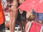 Bruno Gissoni troca beijos com a namorada em dia de praia no Rio 