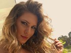 Lívia Andrade posa com decote ousado para selfie