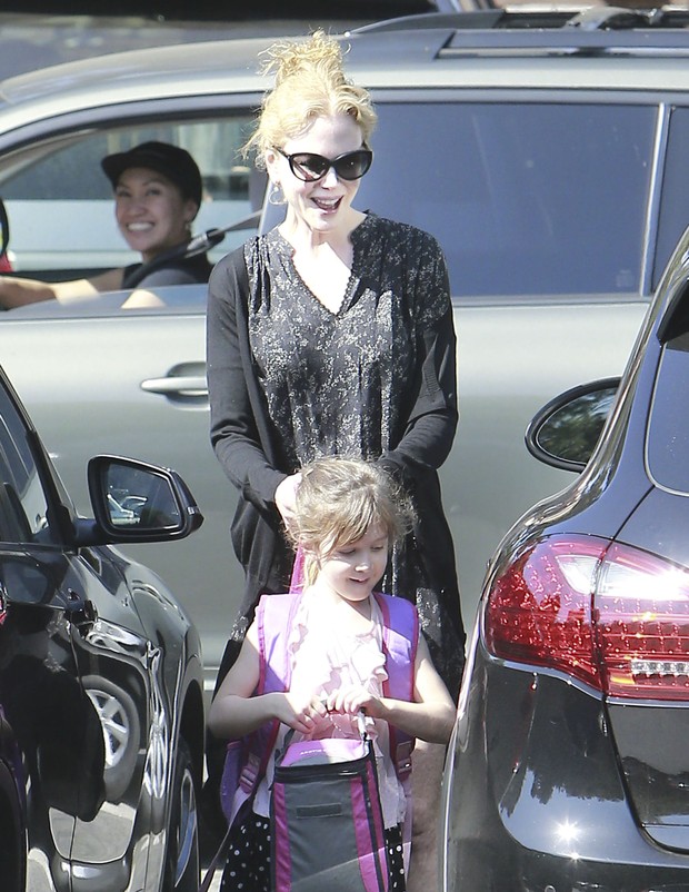 Nicole Kidman pega filha na escola, sem maquiagem e descabelada (Foto: Grosby Group)