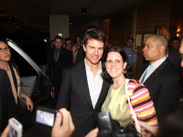 Tom Cruise posa com fã em churrascaria no Rio (Foto: Delson Silva/ Ag. News)