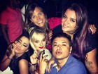 Anitta e mais famosos curtem festa em boate carioca