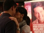 Fernanda Pontes troca beijos com o marido em ida ao teatro