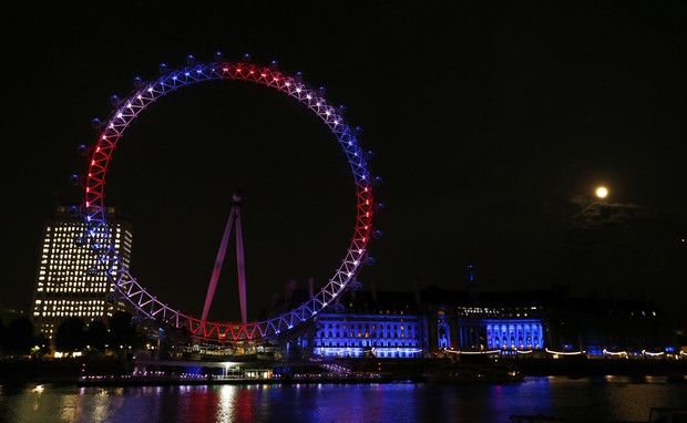 London Eye iluminada para o nascimento do bebê real (Foto: Agência Reuters)
